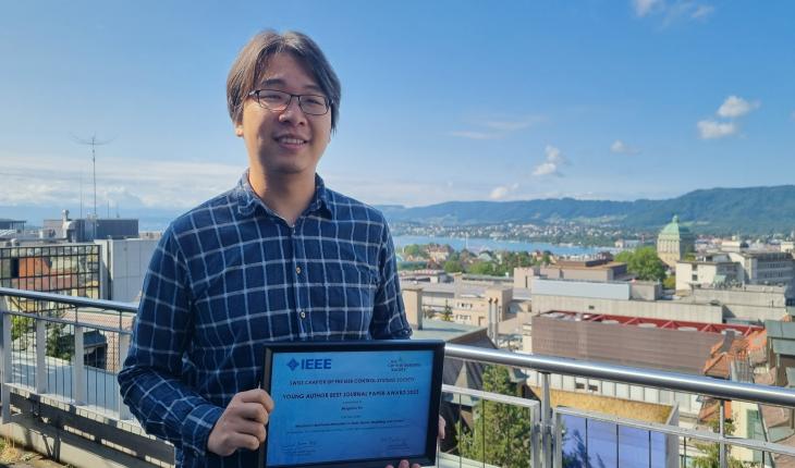 Mingzhou Yin collects his award